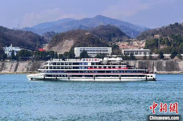 三峡宜昌：山水人文交融，春季旅游迎来高峰，湖北宜昌：三峡景区游人如织，春季旅游热起来