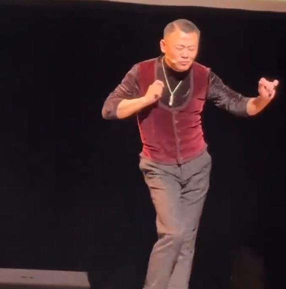 周立波横滨脱口秀：回归背后的冷与热