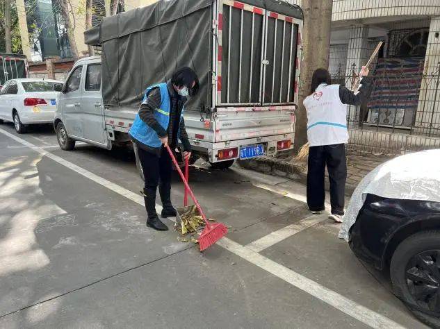 中山港社区：环境整治靠大家，志愿者带头，中山港社区：人居环境整治，志愿者谱写奉献篇章