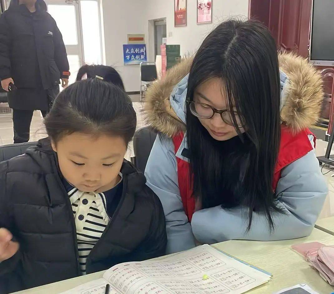 2025寒假，大学生“返家乡”实践的精彩故事，大学生“返家乡”社会实践：付出与成长并行
