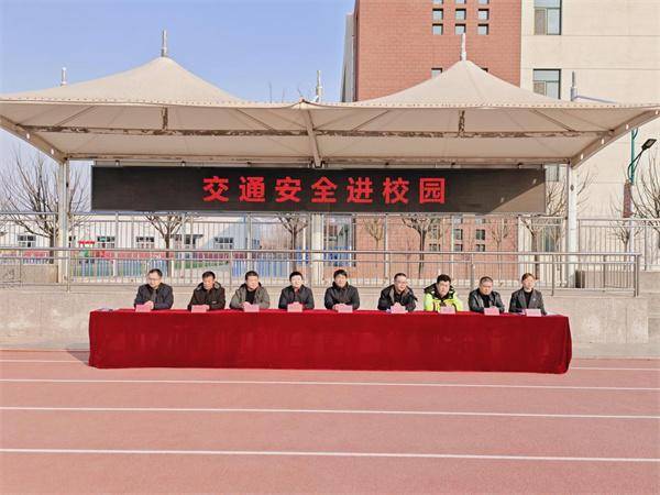 流坡坞镇学校迎来交通安全教育活动
