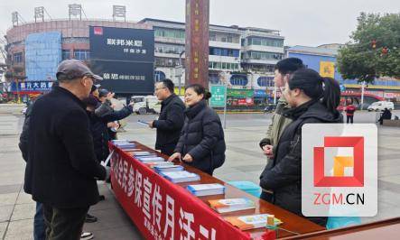 富顺县社保局：釜江广场的社保宣传盛会 富顺县社保局全民参保宣传：互动交流普及政策