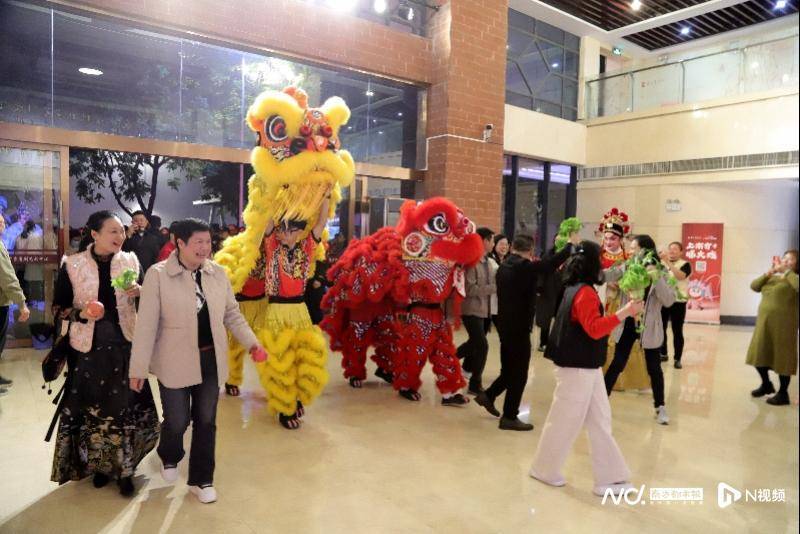 广东粤剧院新春演出：观众沉醉于粤剧的世界 粤剧刁蛮公主戆驸马：新春舞台的精彩演绎