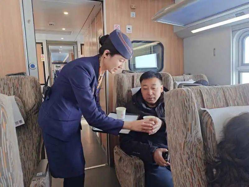 冰雪游热度下，复兴号“绿巨人”如何抗冻？ 复兴号“绿巨人”：冰雪之旅中的温暖座驾