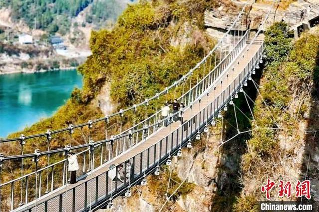 三峡宜昌：山水人文交融，春季旅游迎来高峰，湖北宜昌：三峡景区游人如织，春季旅游热起来