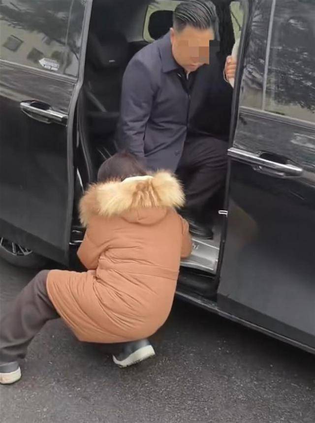 女子抱腿事件反转：涉事男子非洋县领导，系工作人员