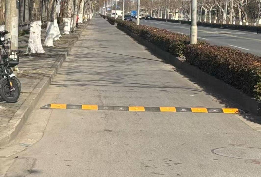 闵行区都会路：非机动车道不应有减速带，已拆除
