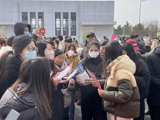 驻马店招聘会：工会在就业服务中的积极作为 汝南县、西平县招聘会：工会精准对接就业供需