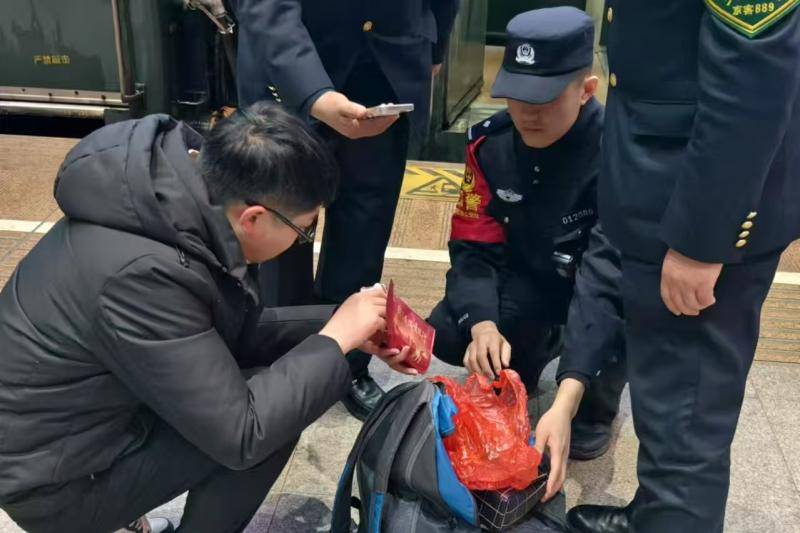 北京铁路乘警春运期间的卓越贡献，春运30天：北京铁路乘警的暖心答卷