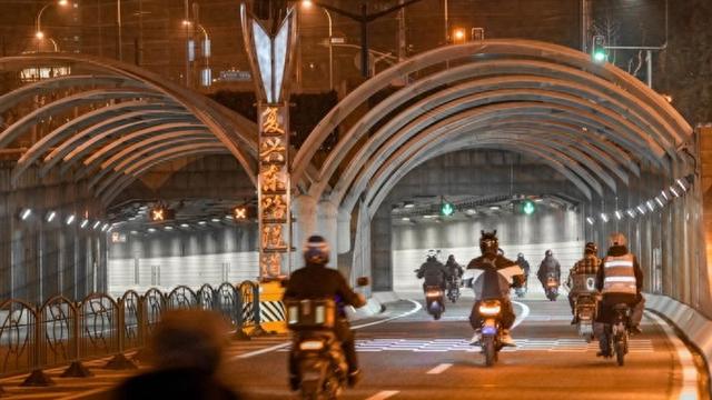 复兴东路隧道新举措：夜间开放电动自行车通行 复兴东路隧道：每晚23时至次日5时电动自行车的新通路