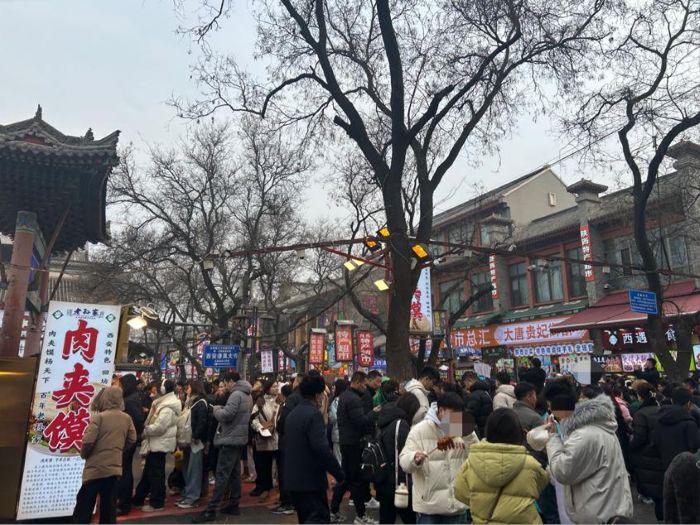 西安之旅：春节期间的热门景点与特色早市，西安旅游热度爆棚：春节期间的热闹景象