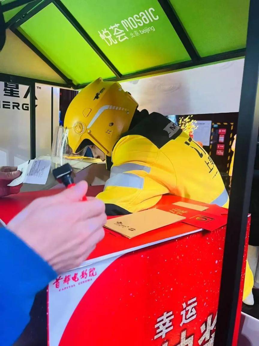 2025年春节档：票房火爆与影院欢乐并行，57亿票房背后：2025春节档影院的热闹景象