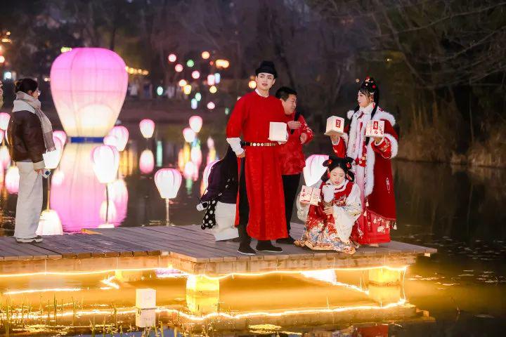 元宵节：西溪湿地赏灯人潮涌动，正月十五元宵节：西溪湿地赏灯盛景