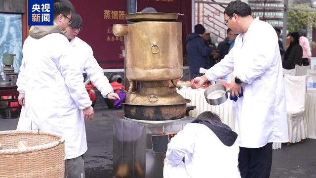 海昏侯墓青铜蒸馏器：汉代宴饮酒文化的关键，探秘汉代蒸馏酒：从海昏侯墓到商代的酒文化之旅