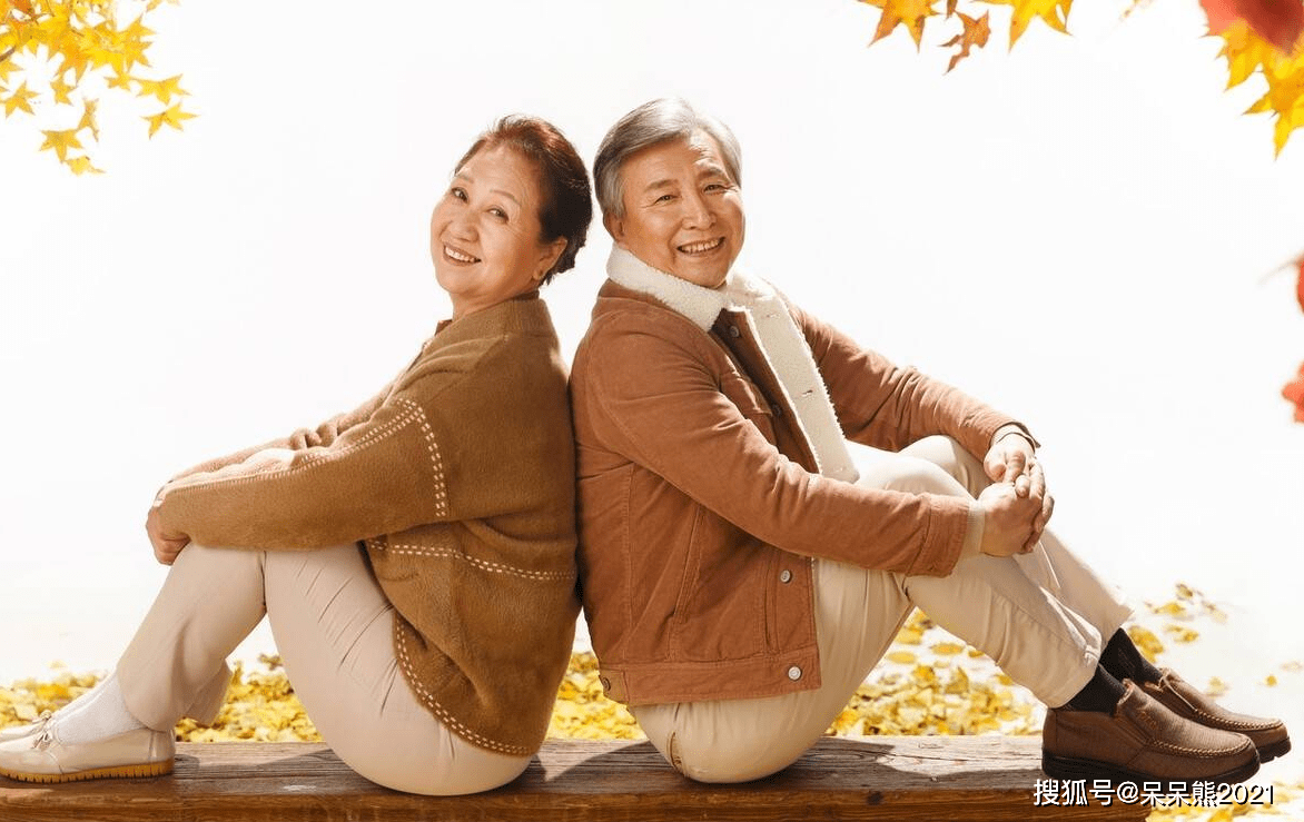 老人退休不迷茫：从打工到休闲再到赚钱的转变，退休老人的多彩生活：赚钱、带孙与休闲