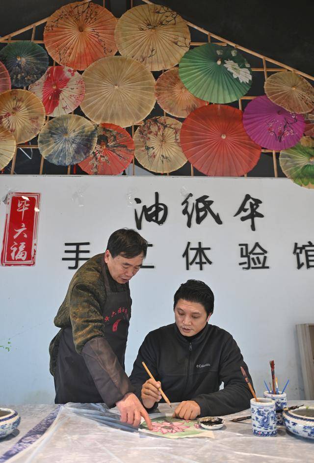 分水油纸伞：国家级非遗背后的传承与创新，泸州分水油纸伞：传统制伞技艺的坚守与创新