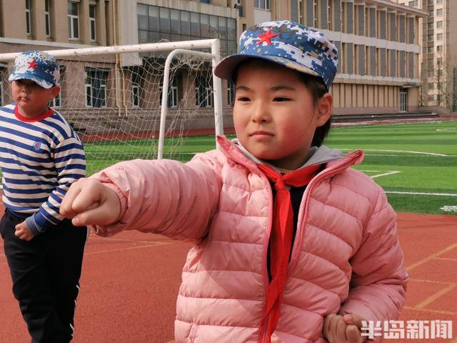 青岛宁夏路小学的国防教育之旅：仟帆少年义工团在行动 “雏鹰砺剑·强国有我”：青岛仟帆少年义工团的国防教育实践