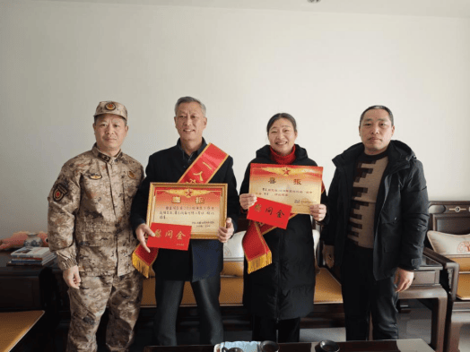 送喜报活动：家乡对现役军人的暖心支持