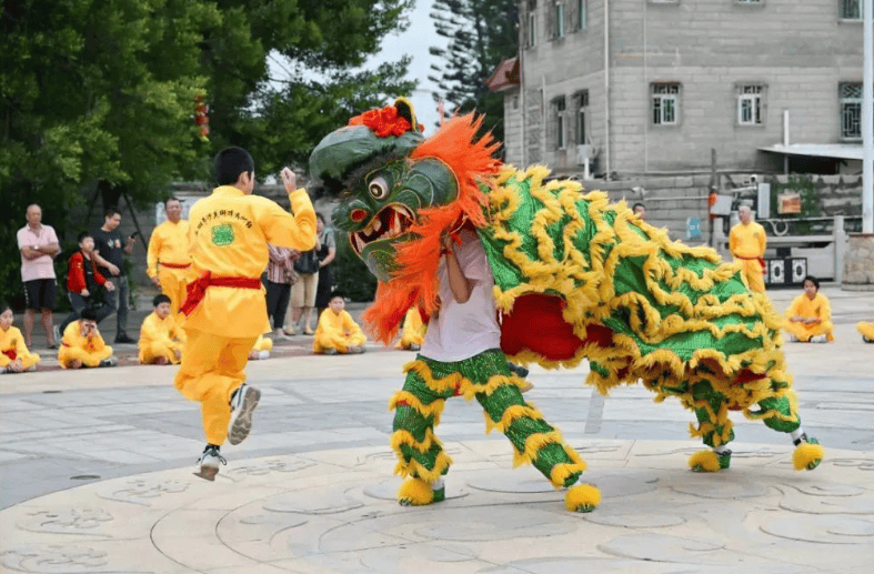 “申遗”成功后的首个春节，福建石狮狮阵闪亮登场