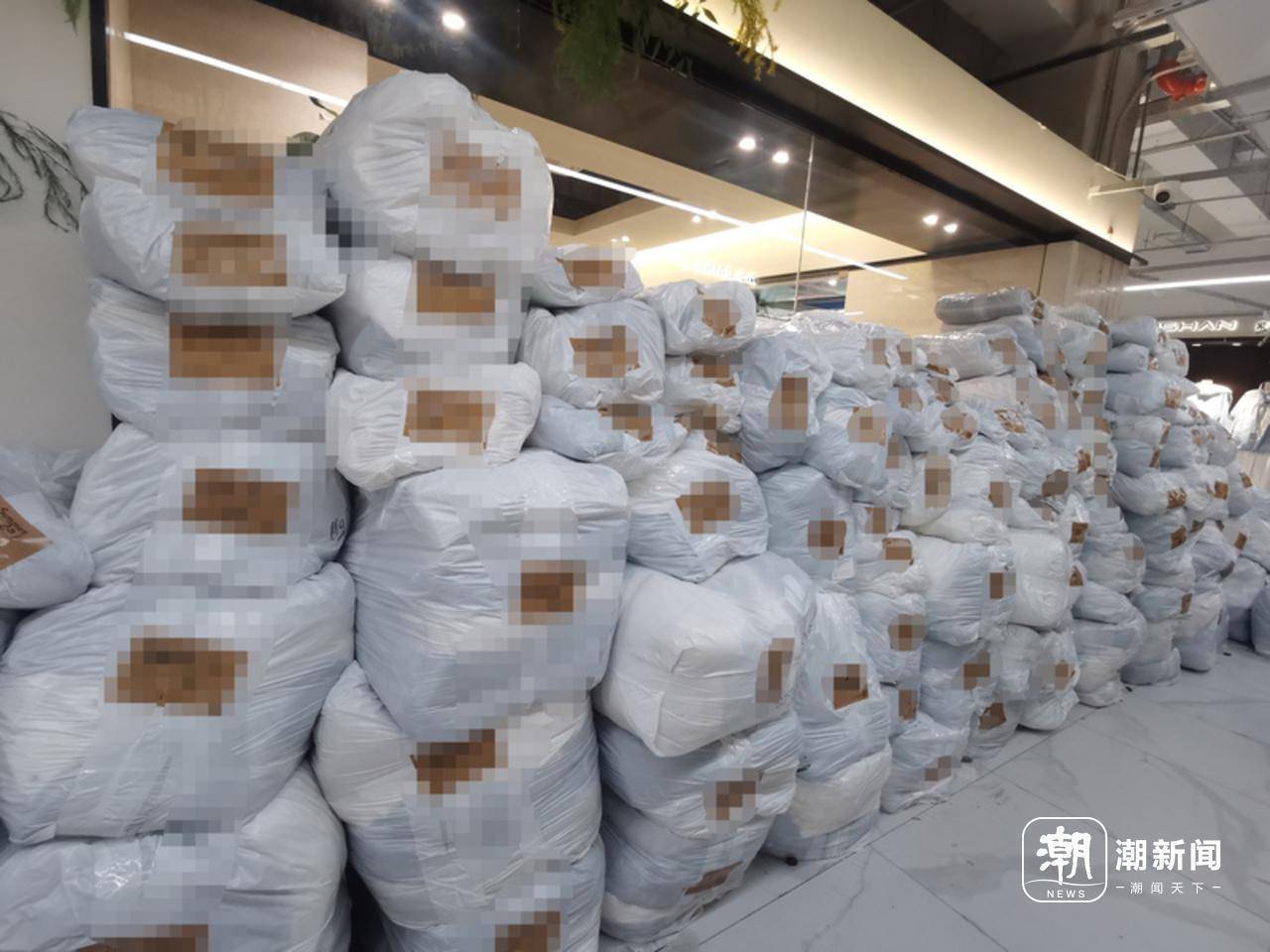 意法服饰城春装季：顾客、商家与快递员的忙碌画卷，意法服饰城见闻：从顾客选货到包裹运输