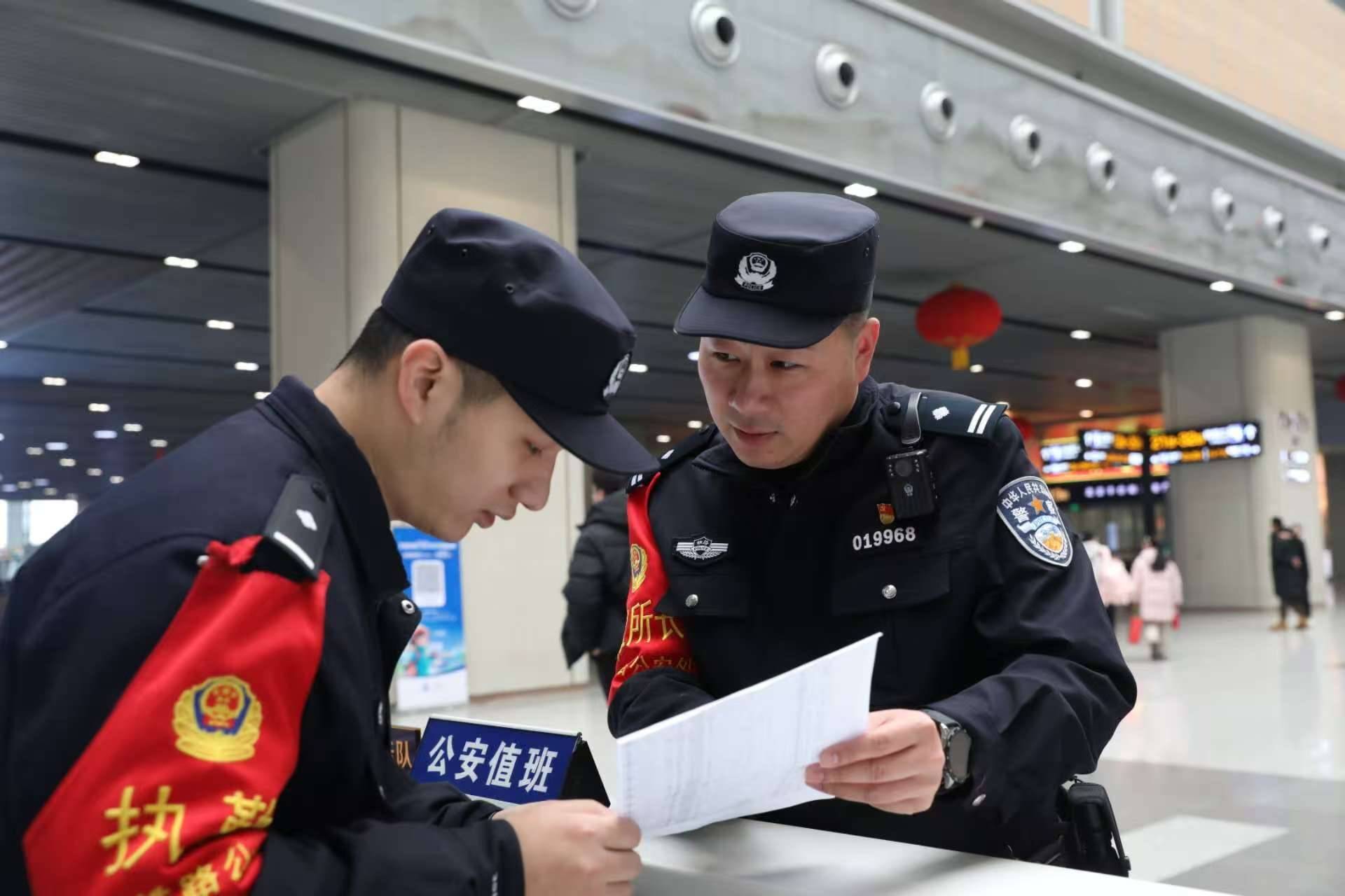 铁路民警于磊：春运期间的忙碌与温情，于磊——春运里舍小家为大家的铁路守护者