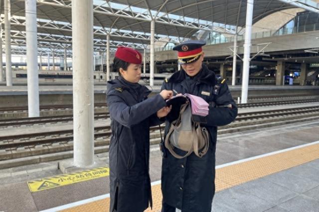 铁路列车长唐晓丽：用爱温暖旅客的春运路