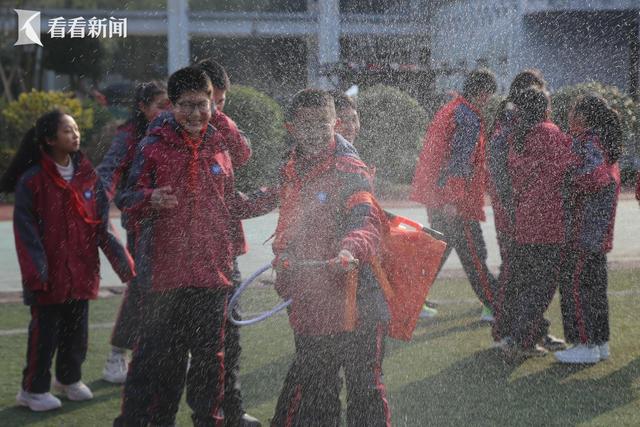 成都中小学开学第一课：森林消防员带来消防安全知识，四川森林消防总队特勤大队：为成都中小学传授森林防火知识