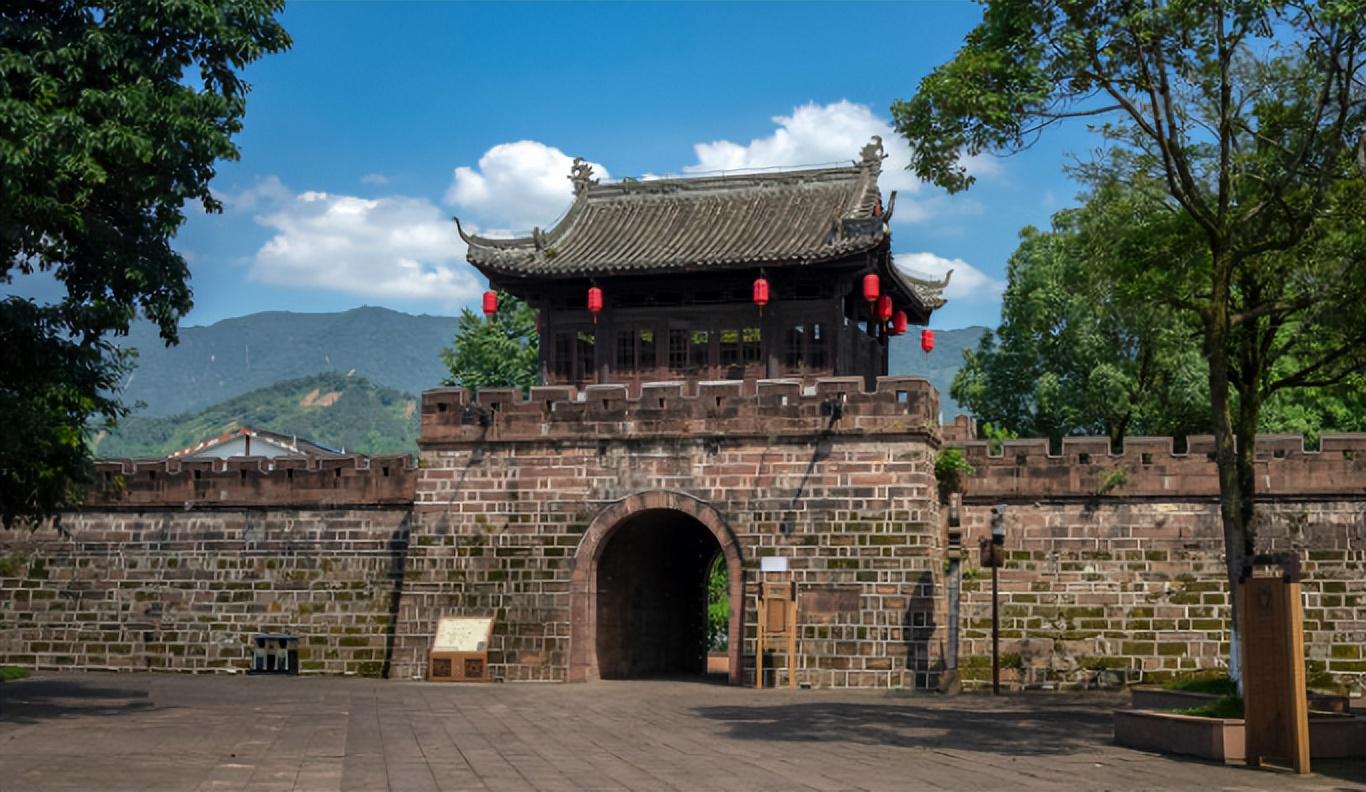辽阳：昔日东北中心，今日五线小城的背后故事，探秘辽阳：从军事要地到没落五线城市的历程