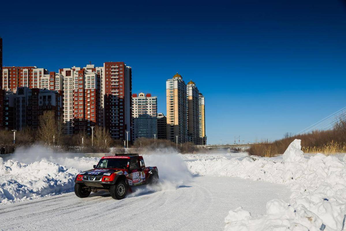 中国汽车场地越野（冰雪）锦标赛呼伦贝尔站排位赛战况全览，2025呼伦贝尔汽车场地越野（冰雪）排位赛：车手激战伊敏河道