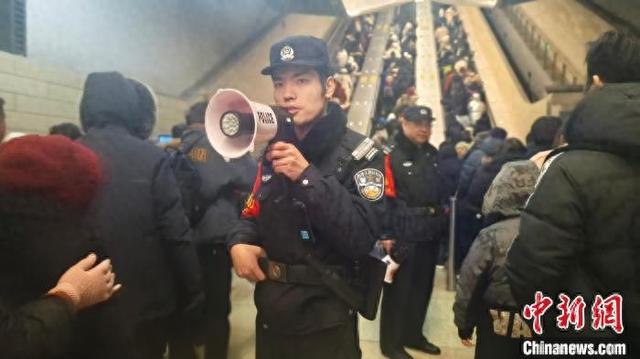 八达岭长城站春运：铁警的守护与关怀，铁警助力八达岭长城站春运：温暖旅客的旅程