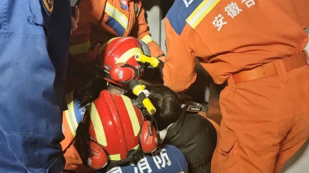 合肥一女子被困电梯，消防人员火速施救，惊！合肥一女子电梯被困，救援现场直击