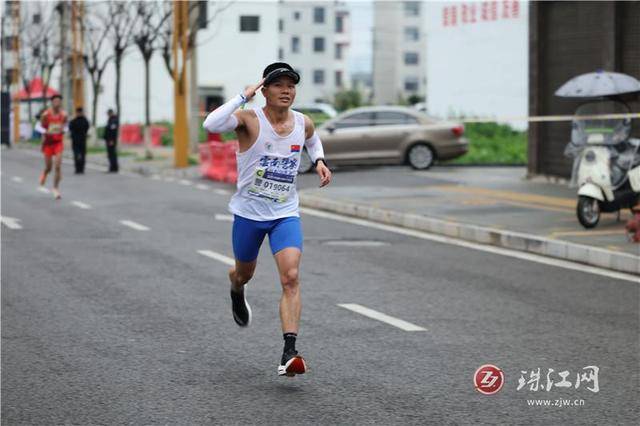 罗平花海马拉松圆满结束，公安温情守护，云南罗平花海马拉松：一场有公安护航的盛会