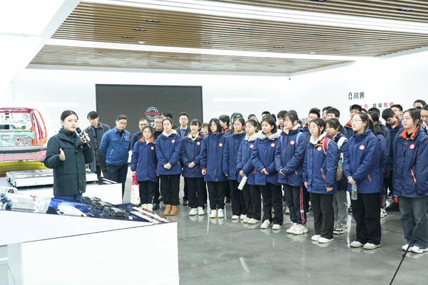 走进赛力斯超级工厂：重庆一实验中学的特别开学之旅，重庆一实验中学师生走进赛力斯超级工厂：感受科技创新魅力