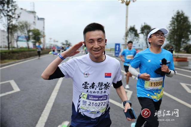 罗平花海马拉松圆满结束，公安温情守护，云南罗平花海马拉松：一场有公安护航的盛会