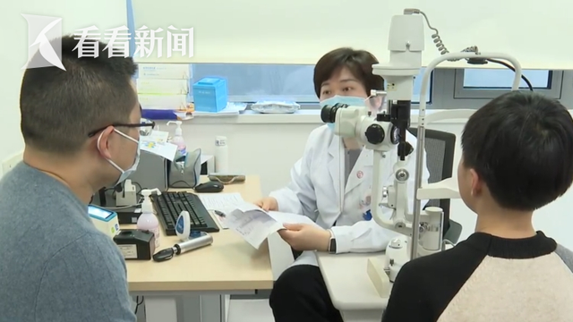上海中小学开学前，医院视力检查火爆，上海中小学即将开学，视力检查成热门