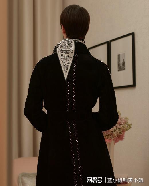 迪奥MITZAH围巾：多种佩戴方式背后的时尚故事，迪奥MITZAH围巾：展现女性独特魅力的经典配饰