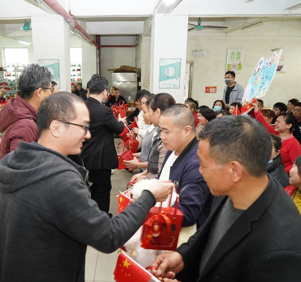 大岗镇：春节慰问企业员工，多种活动点亮新春 大岗镇春节慰问企业员工：暖企活动暖人心