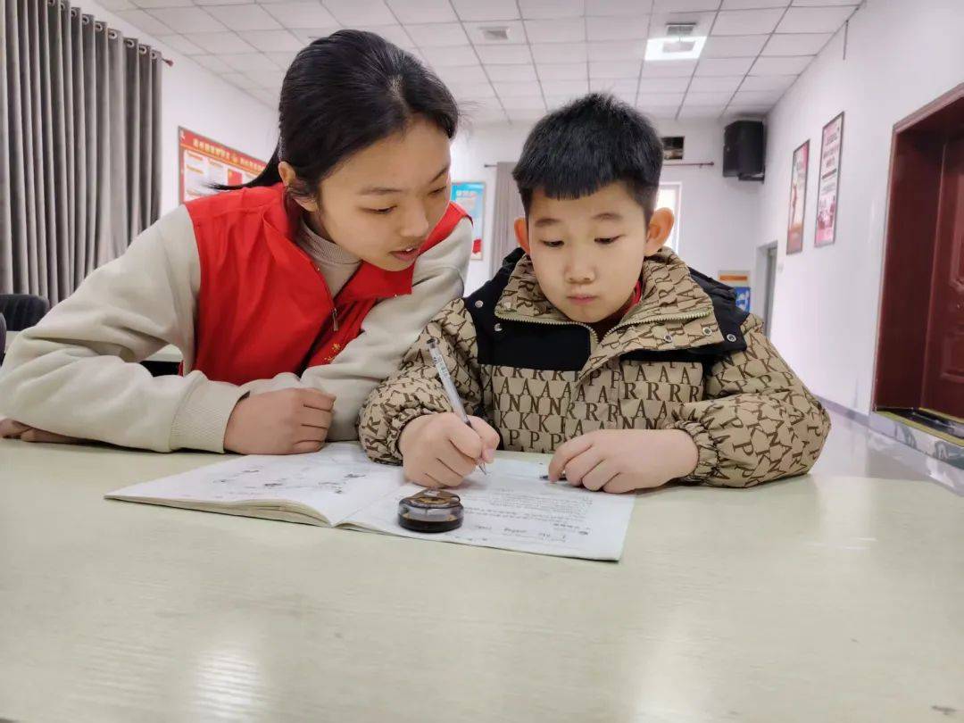 2025寒假，大学生“返家乡”实践的精彩故事，大学生“返家乡”社会实践：付出与成长并行