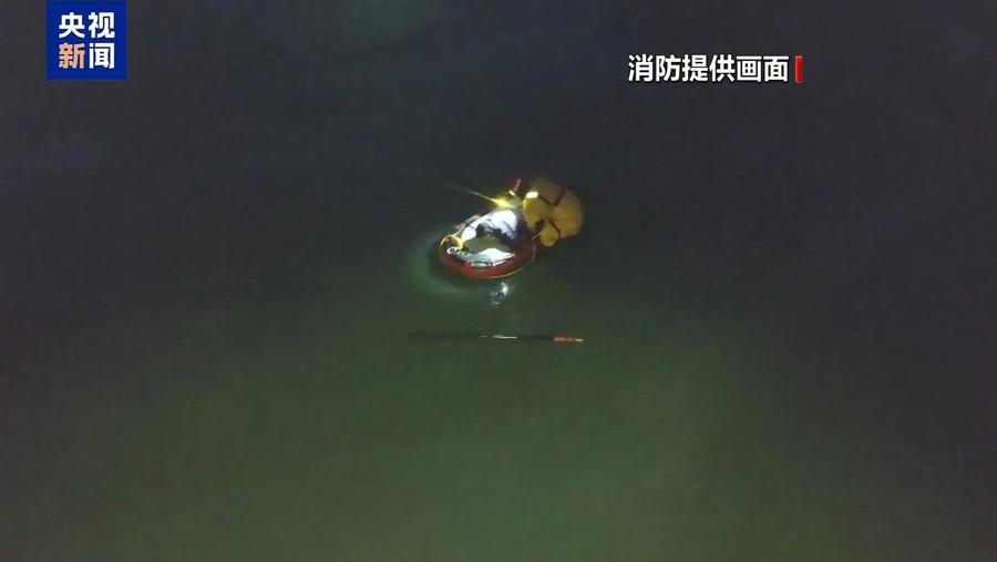 气温回升，冰面暗藏危险，消防救援在行动 冰面融化：人员遇险，消防救援全记录
