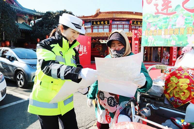 返岗复工潮来临，济宁交警的安全守护，济宁交警：保障返岗复工者的出行安全