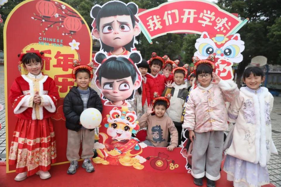 桂林小学开学：传统与流行共舞的新学期开端，桂林小学开学：非遗传承与电影文化的奇妙碰撞