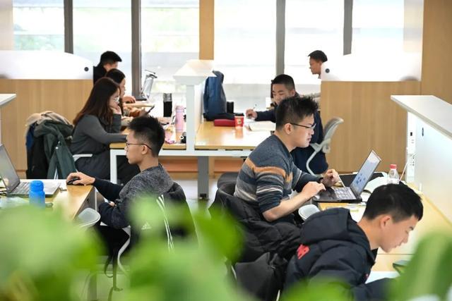 开学啦！校园里的青春画卷，2025开学日：校园生活的新开始