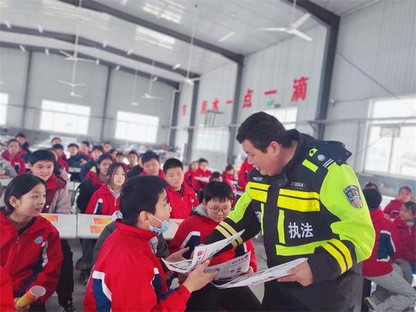 流坡坞镇学校迎来交通安全教育活动