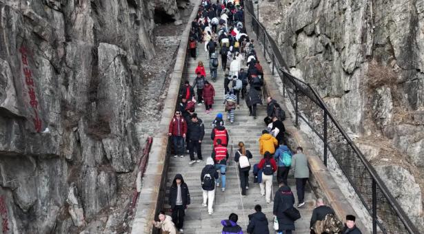 泰山：登山助力机器人开启智能化旅游新征程