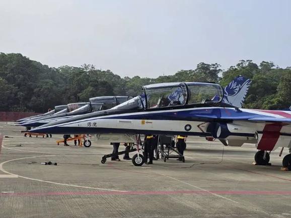 “勇鹰”教练机坠海：服役新机的飞行安全危机，“勇鹰”教练机服役后首现重大事故，台东外海坠海