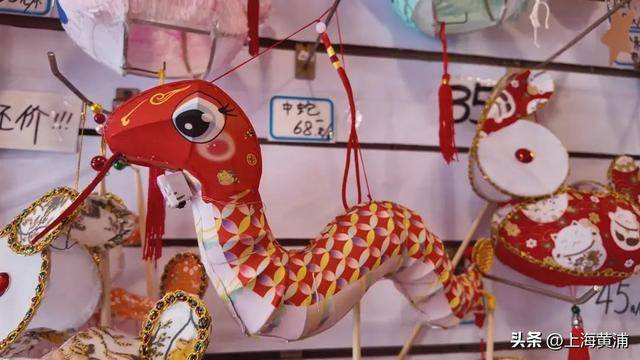 元宵前夕，豫园兔子灯受市民热捧