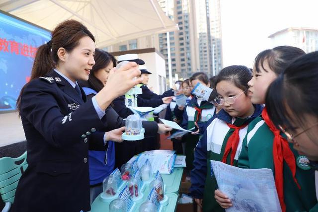 乾县公安走进泰山庙小学：安全知识大派送