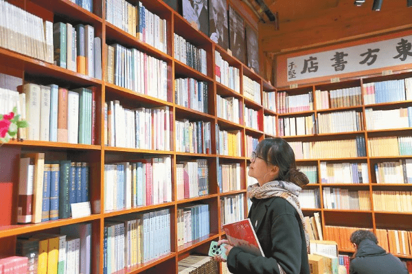 春节民俗：云南古城中的民谣与皮影戏 非遗盛景：昆明庙会与云南图书馆的文化展示