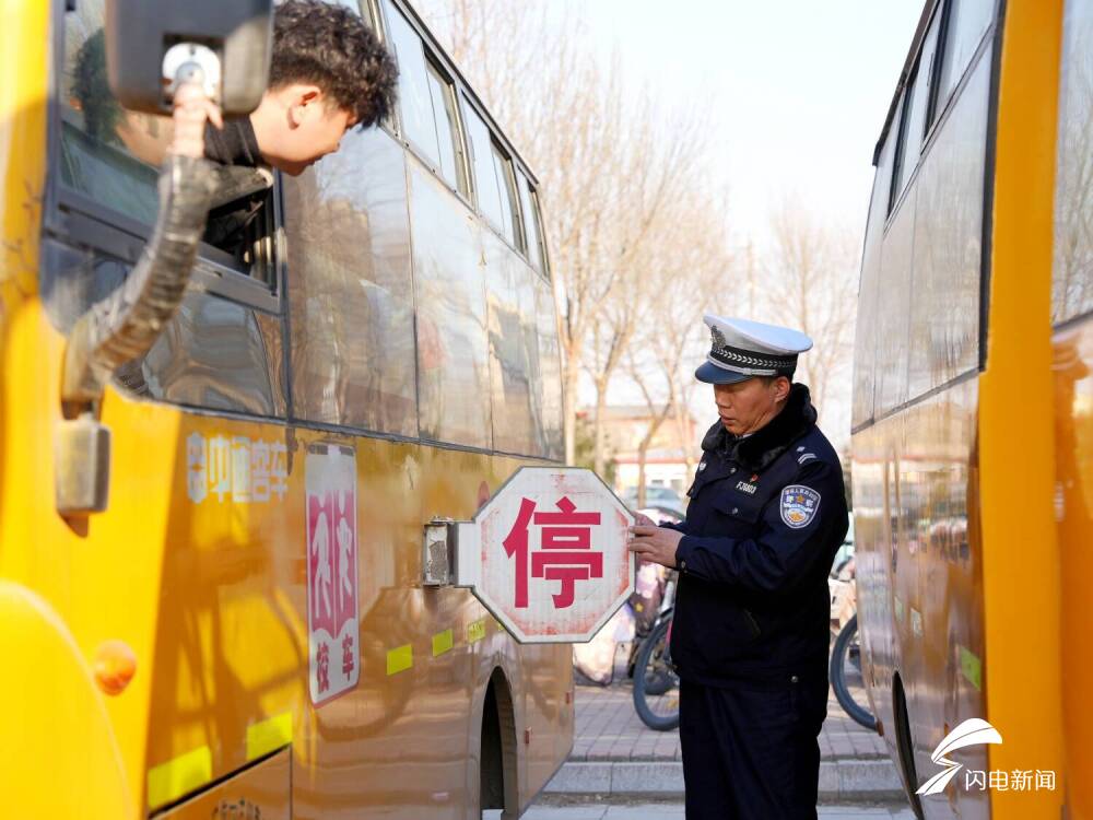 阳信交警联合多部门为83辆校车安全大检查，守护学生新学期安全