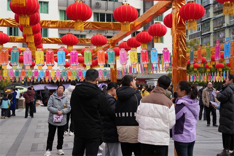 苍溪元宵：民俗传承与科技创新的大舞台，苍溪元宵节：非遗民俗与科技秀的狂欢